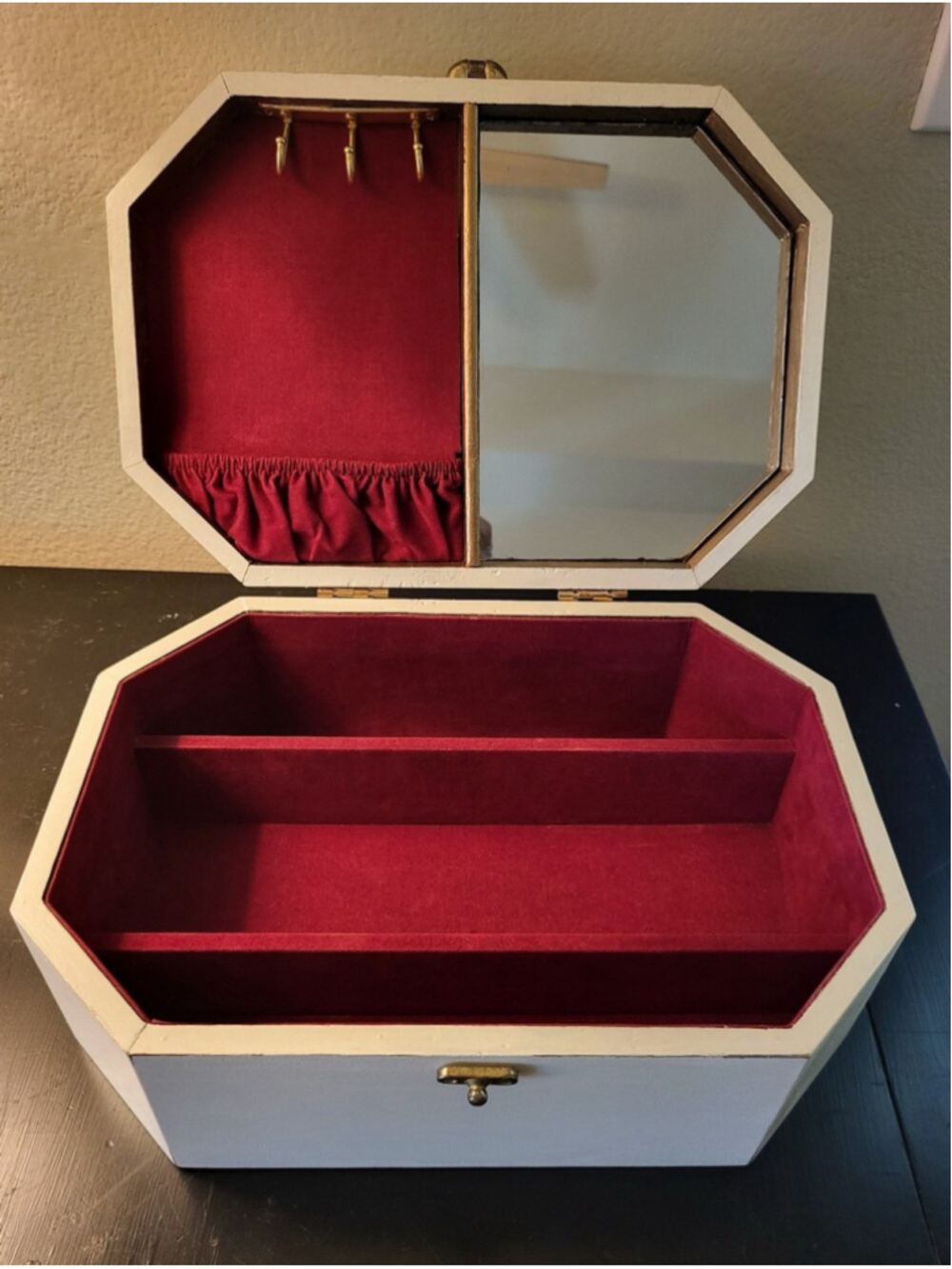 Vintage Octagonal Jewelry Box – Ready for a New Chapter ✨